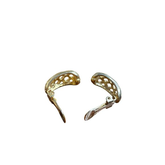 Vintage 80s Goldtone Clip On Earrings Lattice Design 0.75 inch - Picture 3 of 4